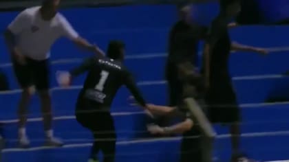 Escándalo en el fútbol uruguayo: arquero fue expulsado y se metió a la tribuna a pelear con un hincha rival