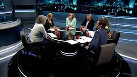 Indagan instalación de bomba simulada en exterior de la casa de ex panelista de TV: dejaron panfletos con mensajes en su contra