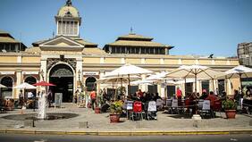 El icónico Donde Augusto se instaló en el frontis del Mercado