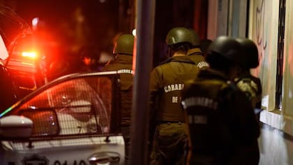 Hirió a uno en el cuello y el otro quedó en riesgo vital: carabinero reacciona a encerrona y defiende a su familia