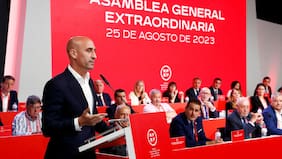 Luis Rubiales apagó la crisis en el fútbol español con bencina: críticas tras justificación de su beso y renuncias a la selección