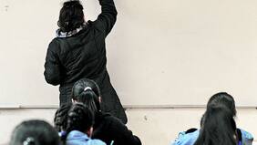 Profe de básica es la pega masiva que mejor paga en Chile