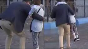 Periodista de Mega sacó aplausos por gesto a señora que no podía no cruzar una inundada calle de Recoleta