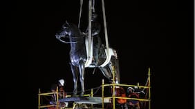 La estatua del general Baquedano volvió a la plaza tras cinco años fuera: así fue su instalación