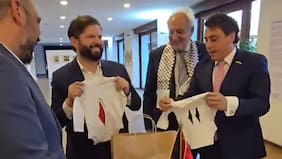 “Vergüenza”: Embajador de Israel criticó la camiseta que la comunidad palestina le regaló a Boric para su futuro hijo
