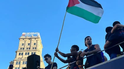 Lo acusan de fomentar el odio: Israel apuntó contra Lamine Yamal por portar bandera de Palestina en medio de festejos por su nuevo título