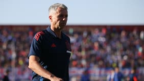 “Estas situaciones defensivas le costaron el año…”: Caamaño pierde la paciencia con “los enredos” de Álvarez en la “U”