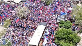 Hinchada de la U realiza masivo banderazo previo al duelo con La Calera
