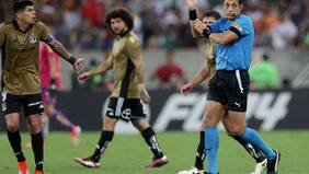 Hinchas de Colo Colo furia con árbitro tras anularle gol contra Fluminense: se convirtió en nueva “víctima de las recetas”