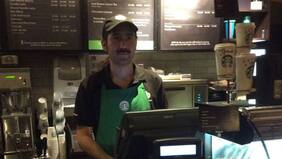 Dirigente del sindicato de Starbucks amenaza: "Yo no atenderé a ningún policía"