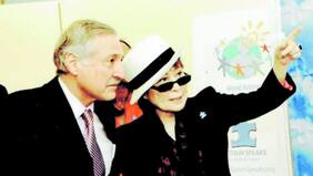 Detalles de desconocida amistad de Heraldo Muñoz con Yoko Ono