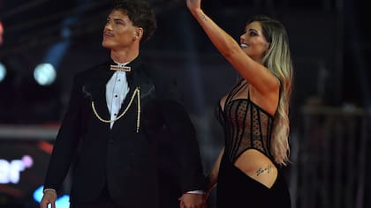 “¡Traigan la corchetera!”: invitado con copas en el cuerpo le rajó el traje a Faloon en el VIP de la Gala... Quedó llorando