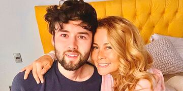 Cathy Barriga junto a su hijo mayor