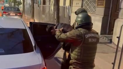 Al ver que lo estaban grabando, tomó una decisión: revelan video del cuarto de detenido por asesinato de niño de 12 años