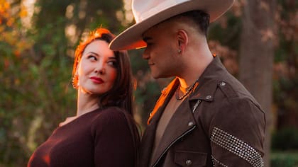 Koke Núñez y Entremares encienden la escena con su nueva cumbia norteña romántica: “A besitos”