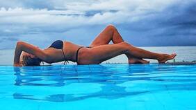 “Todavía estoy con lumbago. Copié una foto de la Kel, esa que ustedes hacen y se les ve el poto parado...”: Raquel Argandoña tras imitar pose de su hija en Instagram