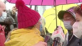 Cathy Barriga increpó al intendente Felipe Guevara en terreno: "Estoy cansada de las mentiras. ¡Cansada de las mentiras!". Guevara: "Oiga alcaldesa pero no grite..."