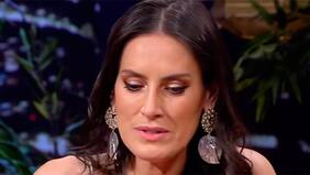 "Tuve un tumor en las cuerdas vocales. Si estoy viva es gracias a Dios... Así que a quienes les moleste mi voz, les pido mil disculpas", responde Adriana Barrientos