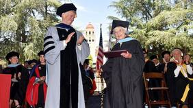 Mujer de 105 años obtiene maestría en la Universidad de Standford