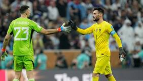 Video: así fue el “gélido” reencuentro entre Dibu Martínez y Hugo Lloris tras la Copa del Mundo