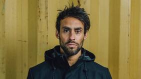 El Mago Valdivia casi muestra la varita en comentado desnudo frontal