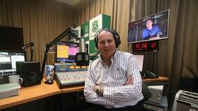 Christian Gordon es la voz de alerta de Radio Carabineros de Chile