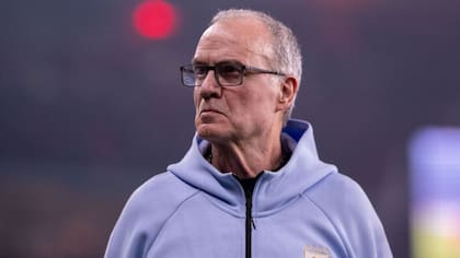 “No es sólo que no saludaba, son faltas de respeto continuas…”: acusan a Bielsa de haber roto el camarín de Uruguay