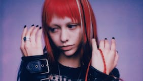 Akriila experimenta y estrena “lucy miró al mundo y notó que está girando”, su nuevo disco