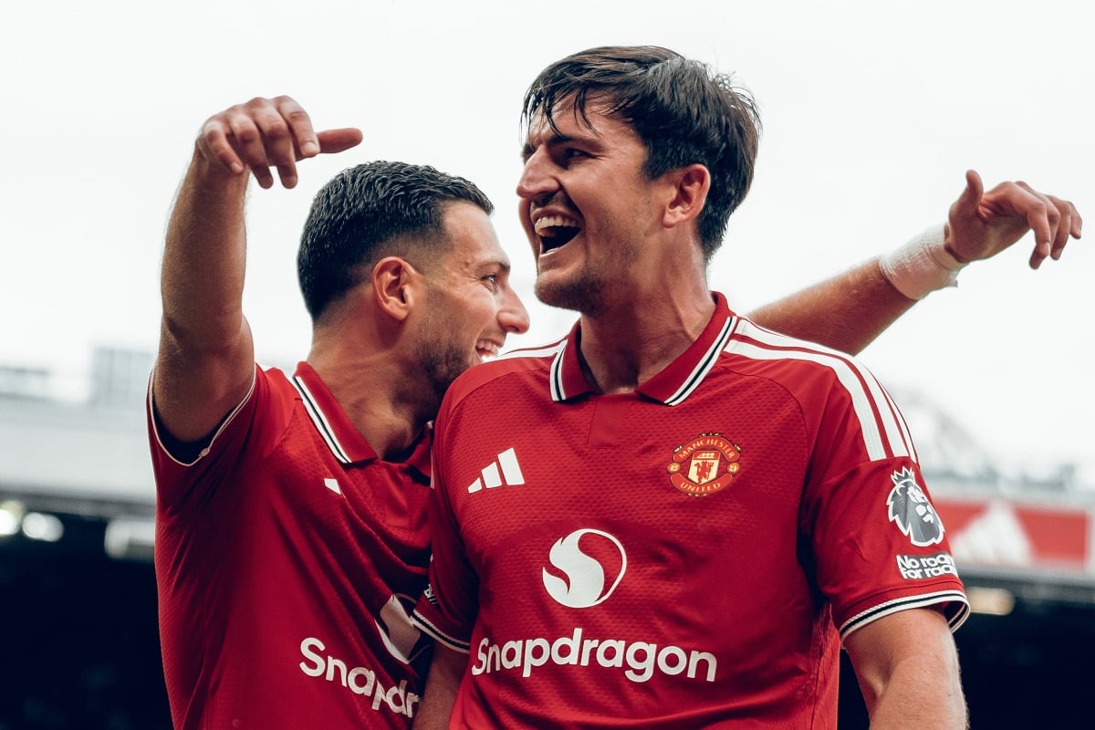 Por una deuda de más de mil millones de euros: Manchester United vende trozos de césped de Old Trafford