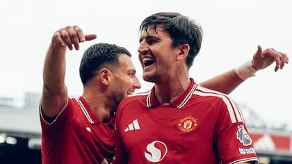 Por una deuda de más de mil millones de euros: Manchester United vende trozos de césped de Old Trafford