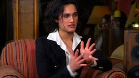 "Ni siquiera yo sé qué soy. Hombre-hombre no me siento. Mujer tampoco. Soy Enzo Ferrada...": responde el cantante que se hizo conocido en The Voice Chile