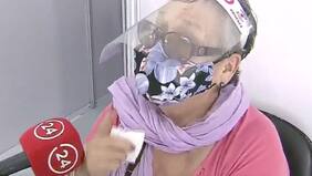 "Tenía hambre ya po": la divertida abuelita esperando ser vacunada que captó risas en despacho en vivo
