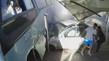 “Estaba como un papel”: habla testigo que auxilió a chofer que zafó de milagro y explica su extraña reacción