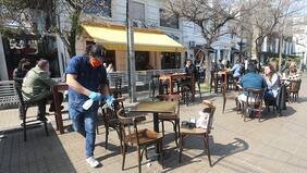 Con champañazo celebraron reapertura de bares en Las Condes