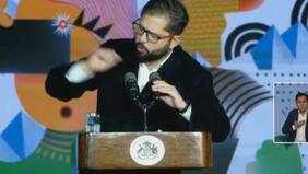 “Diga la verdad” y “es una burla, señor Presidente”: Boric es encarado en vivo y discute a los gritos en plena conferencia