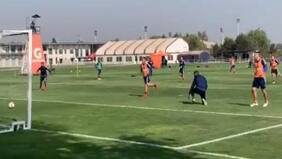 El autotroleo de hinchas de la "U" tras increíble gol errado en entrenamiento