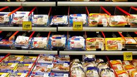 Les pasa por "pollos": Cencosud, Walmart y SMU son condenados por colusión