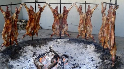 Orgullo chileno: Taste Atlas destacó al cordero al palo entre los 100 mejores platos del mundo