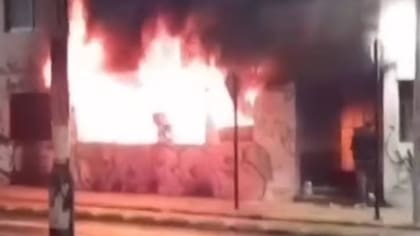 “Se enteró y quiso hacer esto”: la noticia que indignó a extranjero que incendió edificio donde vivía familia de su ex