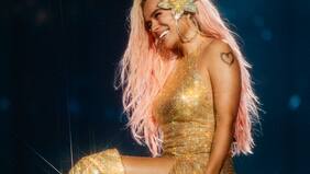 Por qué Karol G trae su propio meteorólogo a Chile