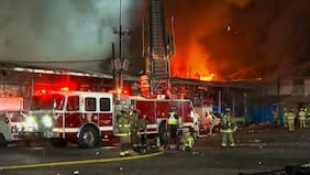 Incendio en La Vega Central de Santiago deja al menos 70 locales afectados