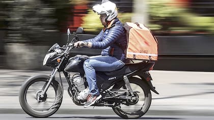 Caída de trabajadores venezolanos en Chile ya suma cinco trimestres y podría afectar al delivery