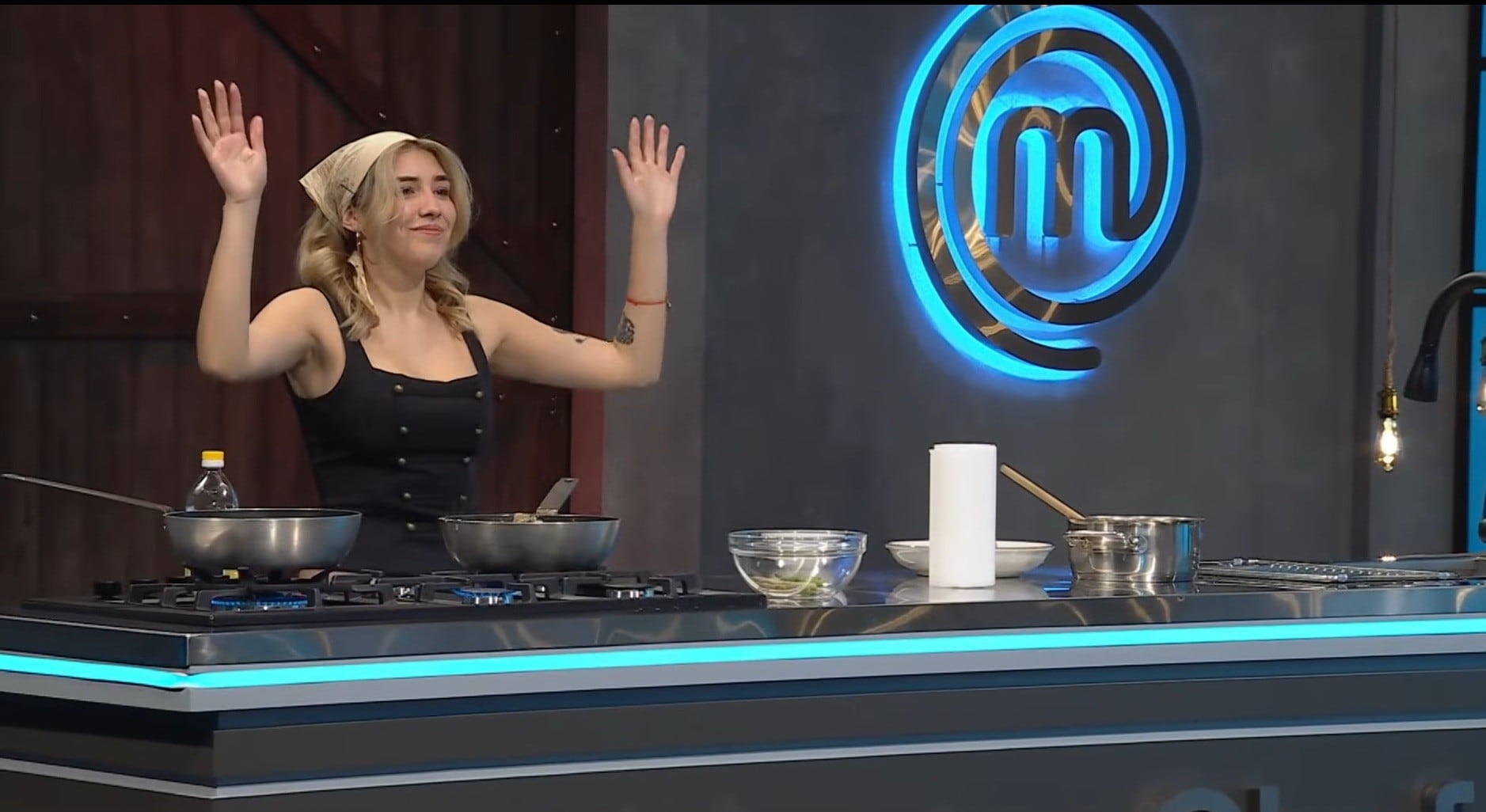 Olvidó el sartén y se puso nerviosa: Yann Yvin lapidó a participante en debut de MasterChef Chile en TVN