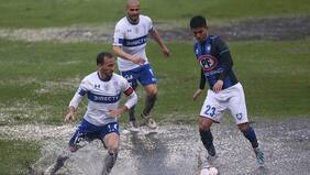 Católica nadó para consolidar liderato en una piscina