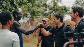 El gesto del líder de la tribu murci con Pancho Saavedra y Jorge Zabaleta tras ataque en Etiopía