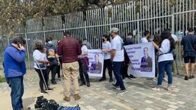 Caso Valeria Vivanco: Familia de PDI asesinada se manifestó en las afueras de la Parada Militar