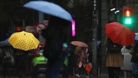 ¡A sacar los paraguas! Conoce cuando lloverá en Santiago la próxima semana