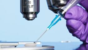 Demandan a donante de esperma: se le atribuyen al menos 550 hijos