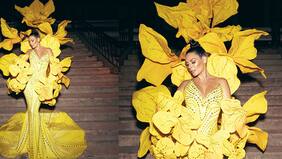 A lo Lady Gaga: con performance de traje-flor de 30 kilos y dos ayudantes, Euge Lemos abrió la Gala de Viña