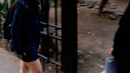 Lo que pillaron en su casillero del colegio reveló todo: detienen por microtráfico a una escolar de 15 años y a su madre